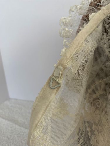 1860s-day-caps-cream-lace-with-dbl-curtain7