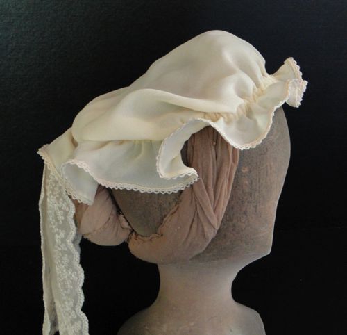 The frill is shorter in front and longer at the back of the head.