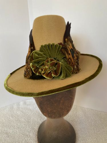 A good view of the velvet decoration in the front made from green ribbon and a scrap of the two toned velvet.
