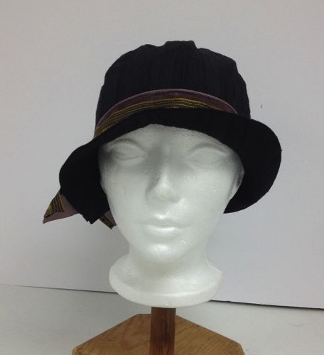 The turned up brim in the front allows a good view of the actor's face.