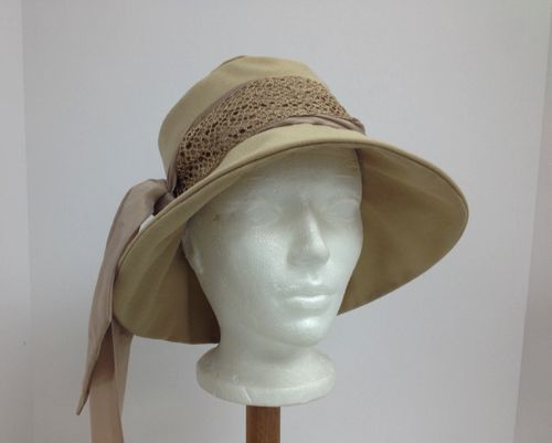 The wide brim has the characteristic early '20's droop and is held out by a plastic wire in the brim's edge.