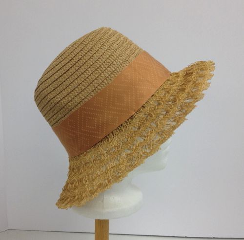 The right side of the hat is unadorned.  It's easy to see the diamond pattern that is embossed in the petersham ribbon.