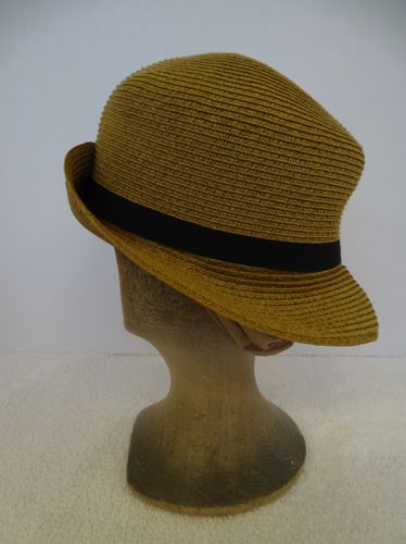 The hat band is made of a shaped petersham ribbon.