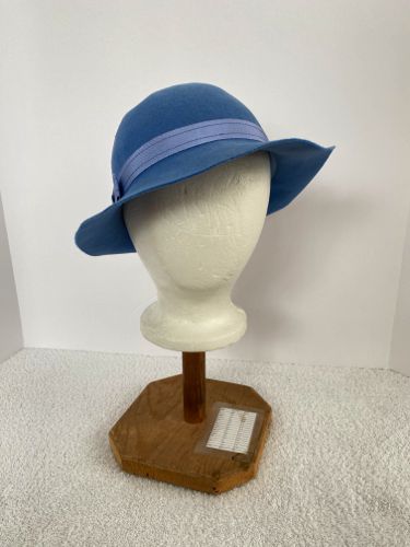 The brim is soft and has no wire on the edge, allowing to be wavy.