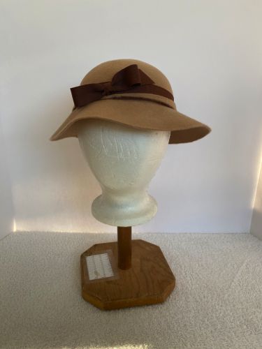 A classic shallow-crowned felt hat in the style of the early 1930's.