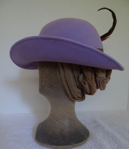 The left side of the brim is turned up sharply to create a swoop.