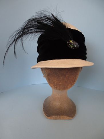 1914-cream-felt-hat-black-trims.JPG