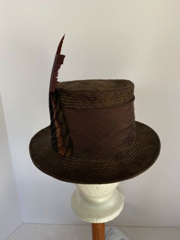 The out hat band is made from a bias strip of Dupppioni silk.