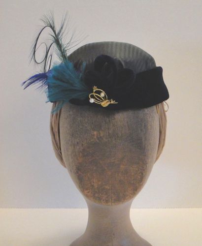 Trim at the front is wired blue velvet loops and a gold-tone brooch with pearls.