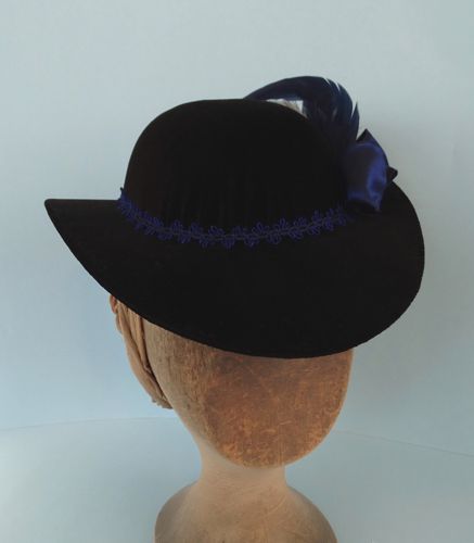 The hat band is formed by a narrow braid.