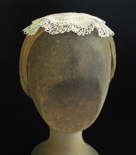 The circular frill of the lace softens the hairline.