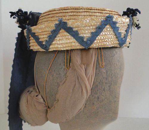 This detail shows the wires and horsehair, as well as the elastic cord for attaching the hat, the crown is also lined with cotton to preserve both hat and hair.