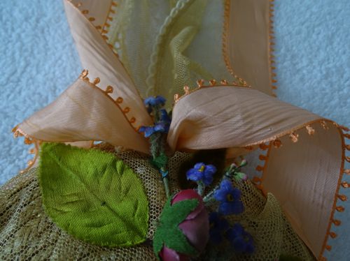 Detail of the picot ribbon and forget-me-nots.