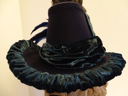 Detail of the back of the hat, you can see the crushed velvet well in this photo.