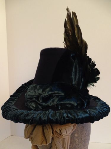The gathered edge of the brim and the hatband are made of teal green crushed velvet.