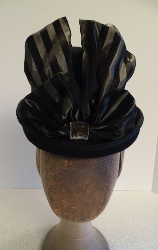 Overall view of this black felt hat.