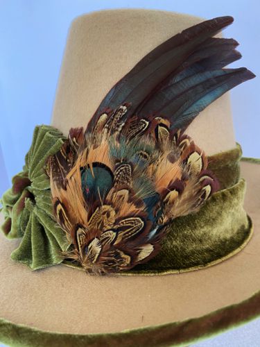 Close up of the feather detail, plus a glimpse of the velvet trim in the front.